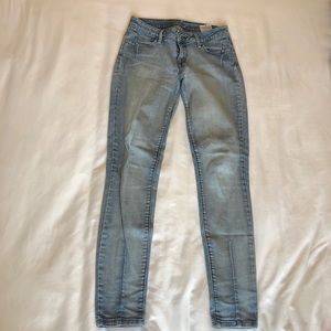 Levi’s light wash mid-rise skinny jeans size 26